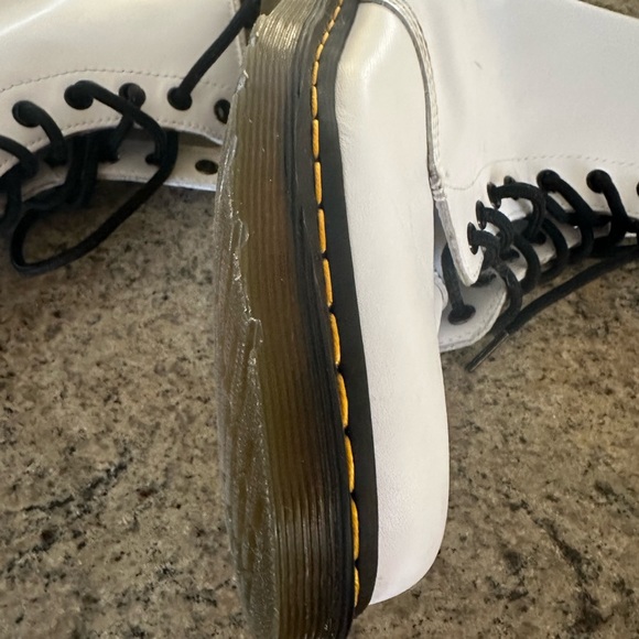 SIZE 9 DR MARTEN WHITE BOOTS - Picture 8 of 8